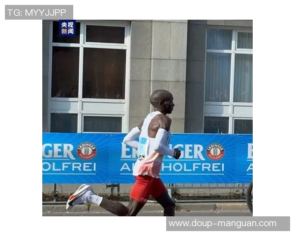 文汇视讯｜传奇马拉松名将基普乔格沪上露脸，助力上马开赛！